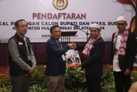 Penyerahan berkas pasangan bakal calon bupati dan wakil bupati Ja'far-Muhammad Faizal Akbar, di sekretariat KPU, Kandangan, Hulu Sungai Selatan, Kalimantan Selatan, Selasa (27/8/2024). (Ant)