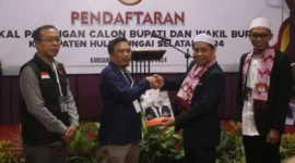 Penyerahan berkas pasangan bakal calon bupati dan wakil bupati Ja'far-Muhammad Faizal Akbar, di sekretariat KPU, Kandangan, Hulu Sungai Selatan, Kalimantan Selatan, Selasa (27/8/2024). (Ant)